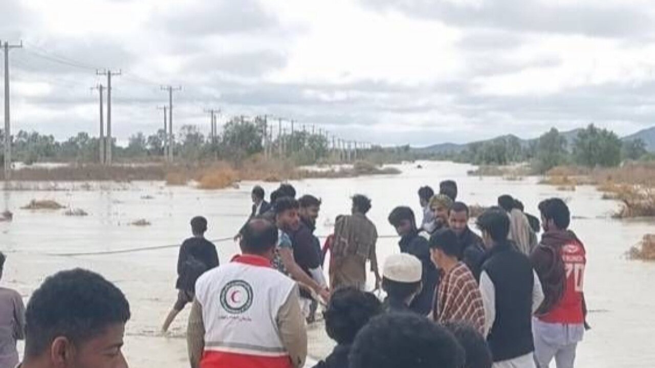 نجات فرد گرفتار در سیلاب روستای عورکی چابهار