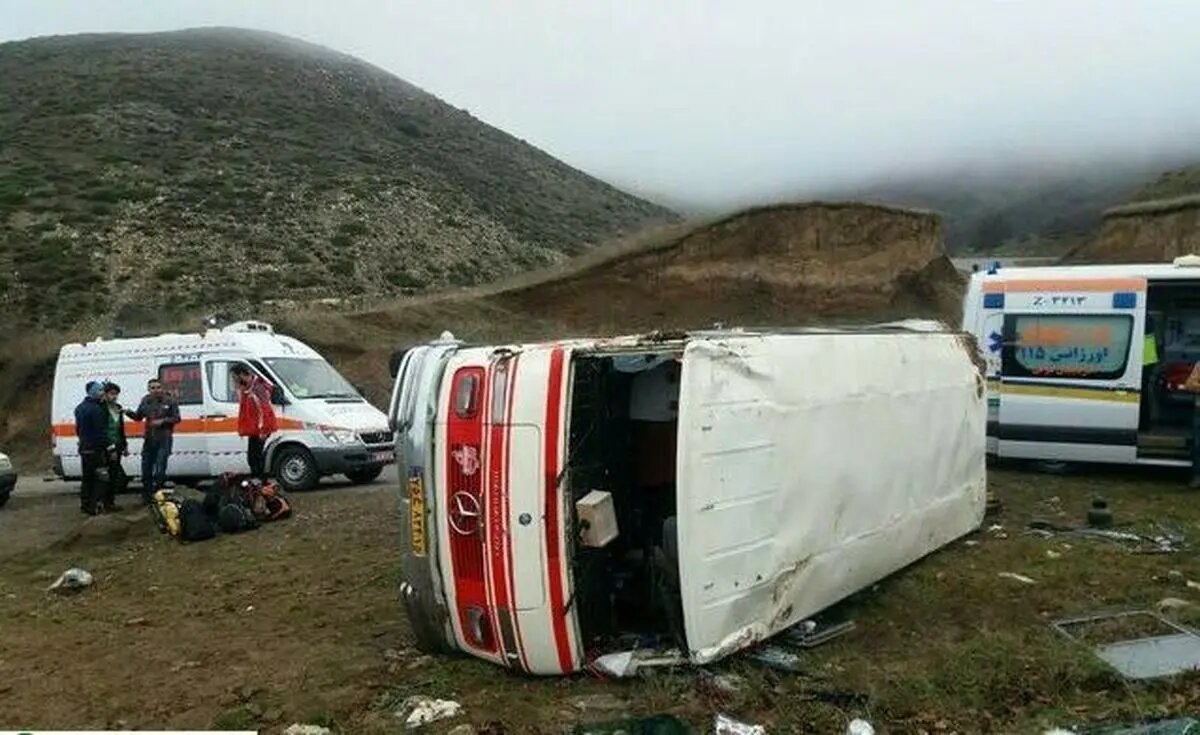 12 نفر مصدوم در پی واژگونی یک دستگاه مینی‌بوس در استان اردبیل