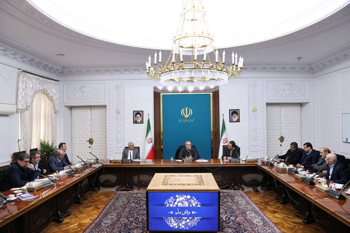 رویکرد دولت سهیم کردن صنعتگران و تولیدکنندگان در تصمیمگیریها است