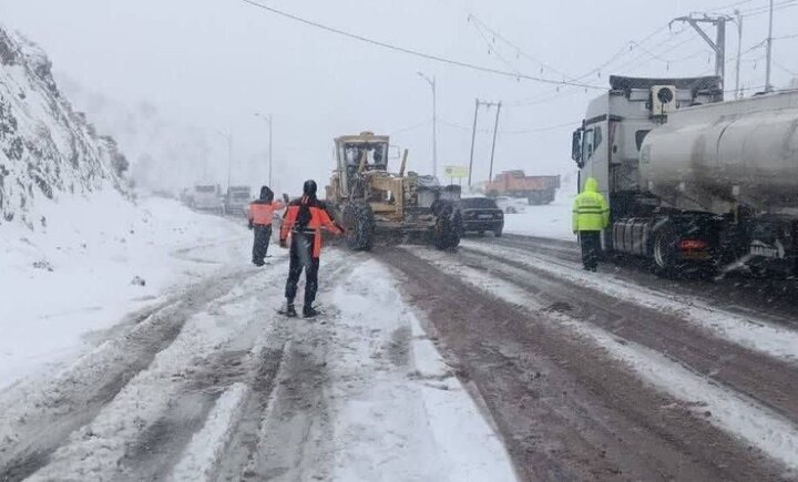 بارش برف در ارتفاعات استان سمنان؛ جادهها باز است