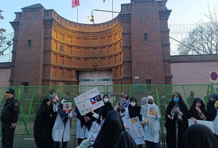 دانشجویان دانشگاه های تهران مقابل سفارت فرانسه در تهران تجمع کردند