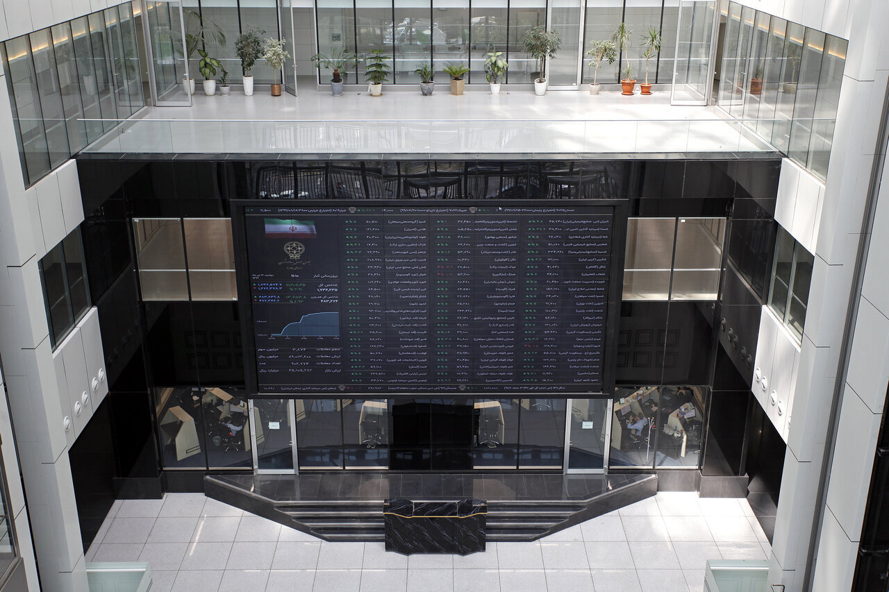 تصویر متغیر بازارهای مالی ؛ افت شاخصها و افزایش قیمت دلار و طلا