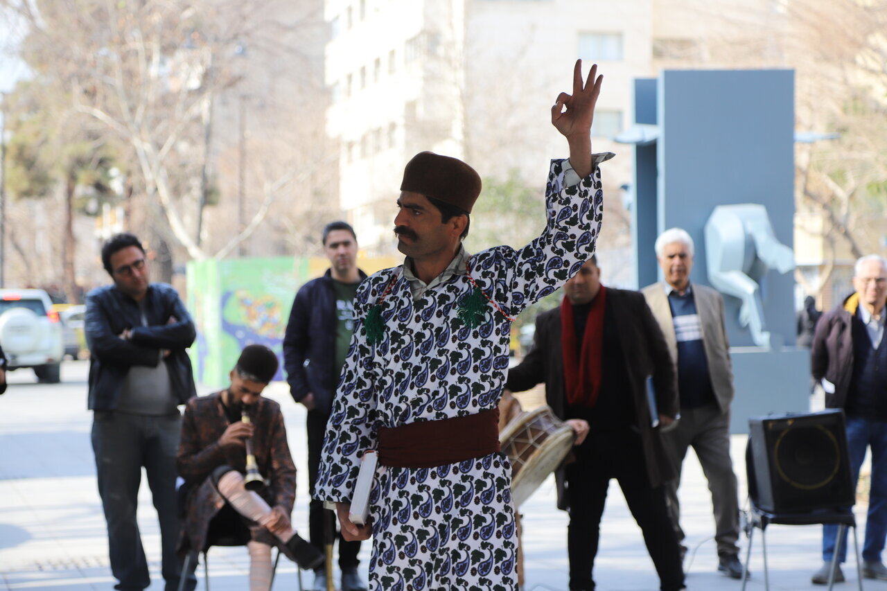 پیاده رویی به صرف نمایش | خیابان، بازیگران معلول و تماشاگران پیاده