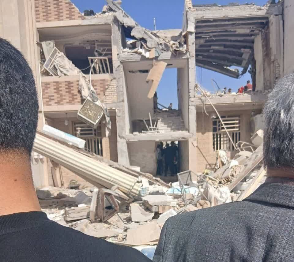 لحظه نجات کودک از زیر آوار در پی حادثه انفجار گاز در اهواز | ویدئو