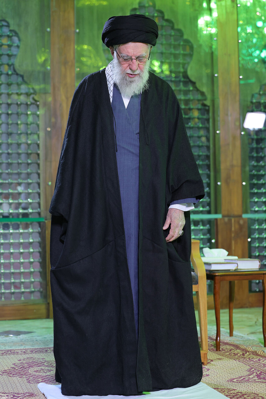 صبح امروز؛ حضور رهبر انقلاب در حرم مطهر امام خمینی(ره) | تصاویر