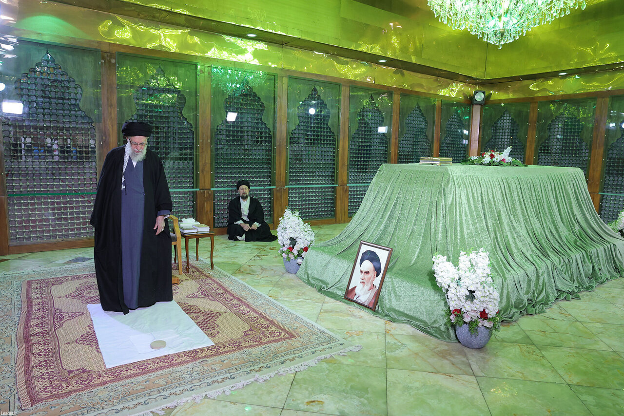 صبح امروز؛ حضور رهبر انقلاب در حرم مطهر امام خمینی(ره) | تصاویر