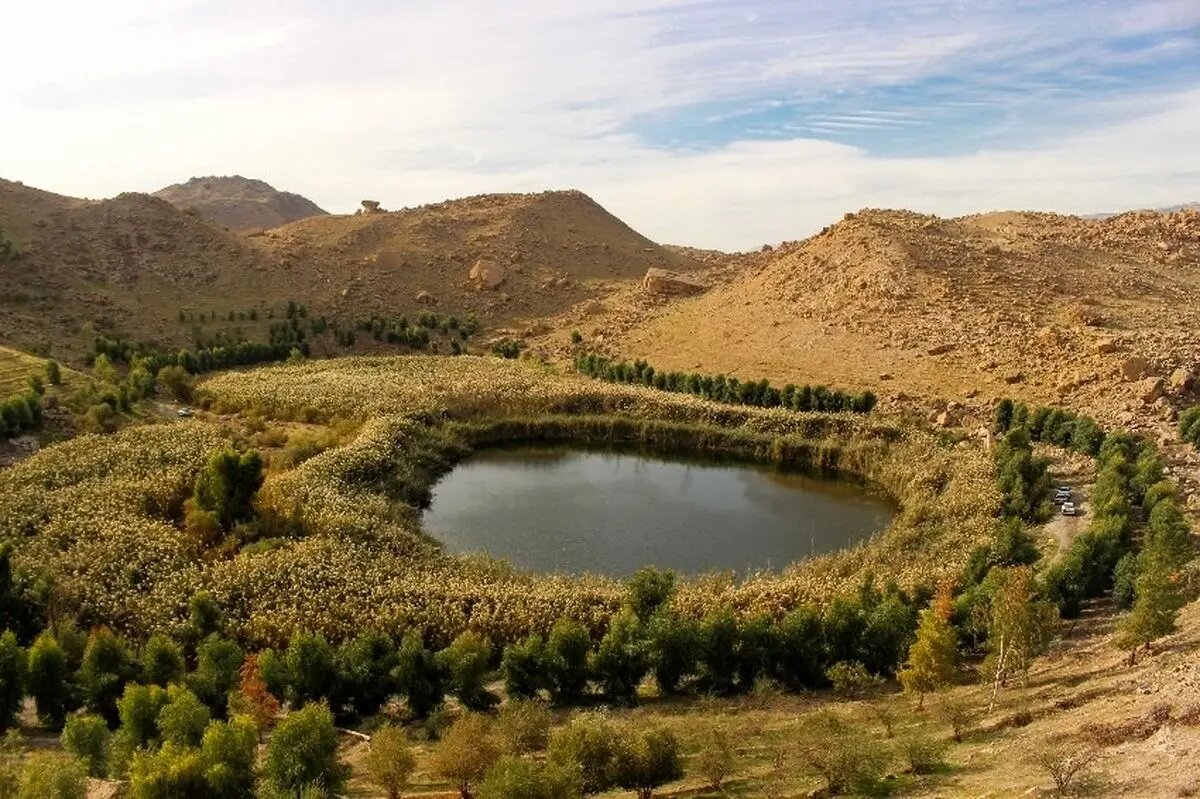 تالابهای پلدختر بهعنوان یکی از مهمترین جاذبههای طبیعی منطقه، پذیرای گردشگران داخلی و خارجی هستند