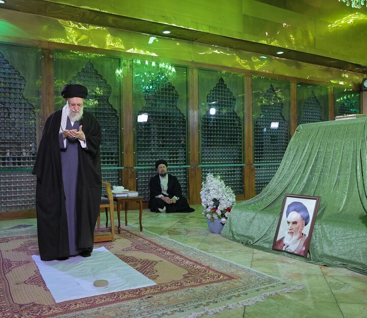 حضور رهبر انقلاب در حرم امام (ره) در آستانه دهه فجر