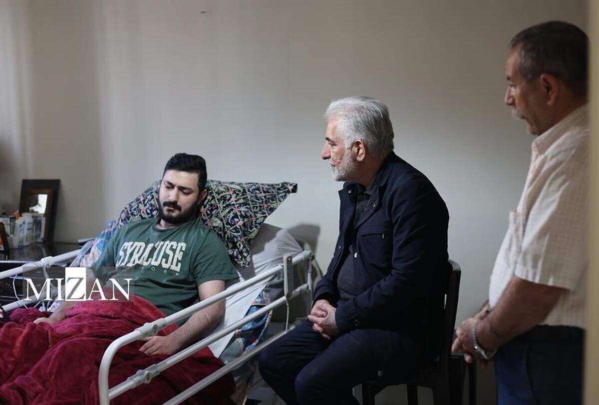 عیادت رئیس سازمان زندانها از سرباز جانباز بازداشتگاه اوین به مناسبت روز جانباز