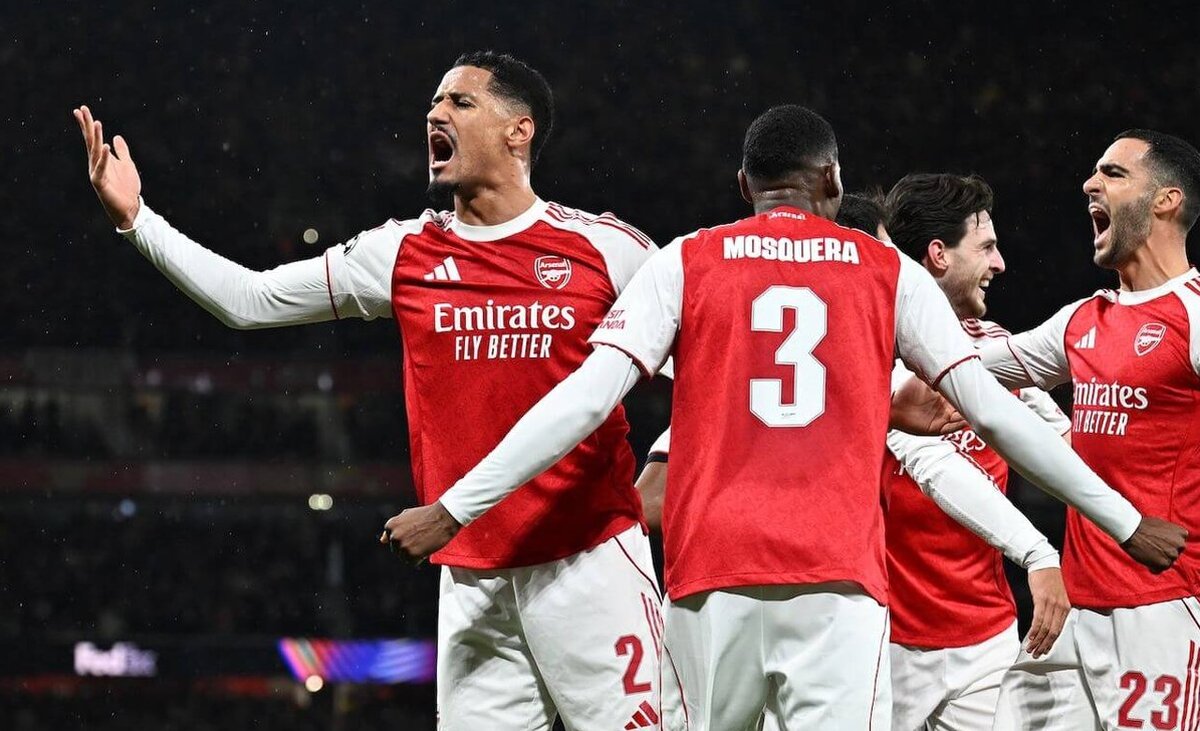 آرسنال به جای پرواز، مسیر جاده‌ای تا لیدز را انتخاب کرد/ مه غلیظ سفر را تغییر داد