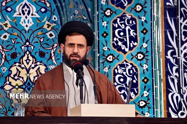 امام جمعه گرمسار: جنس طرفداری مردم ایران از انقلاب، عشق به رهبری است