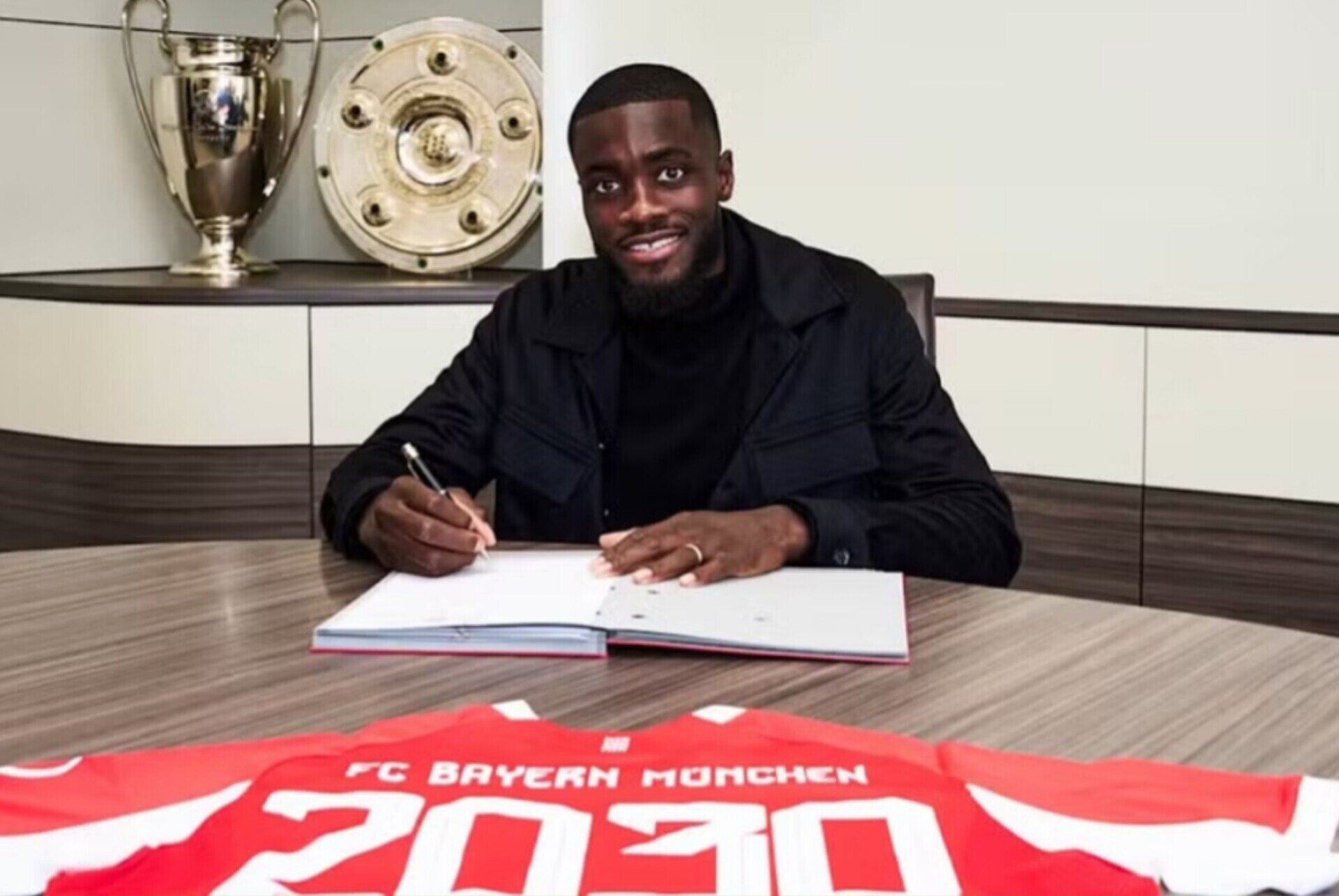 اوپامکانو با بایرن مونیخ تمدید کرد