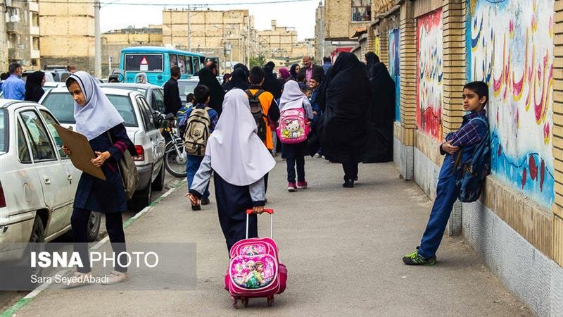 مدارس به والدین به عنوان کیف پول نگاه نکنند