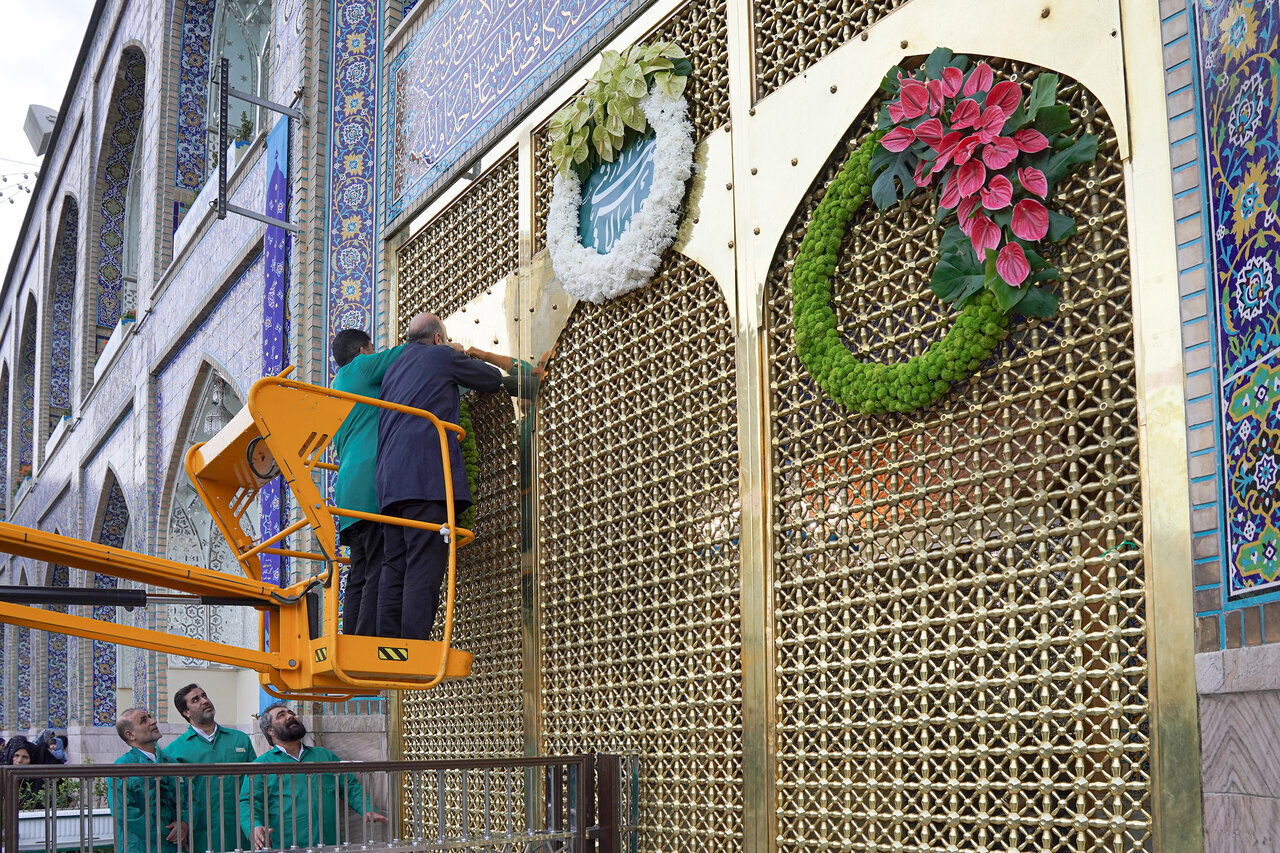 خادمان گمنام خورشید | روایتی از دست‌های پنهان خدمت در حرم رضوی که کمتر زائری از حال و هوای کارشان شنیده است