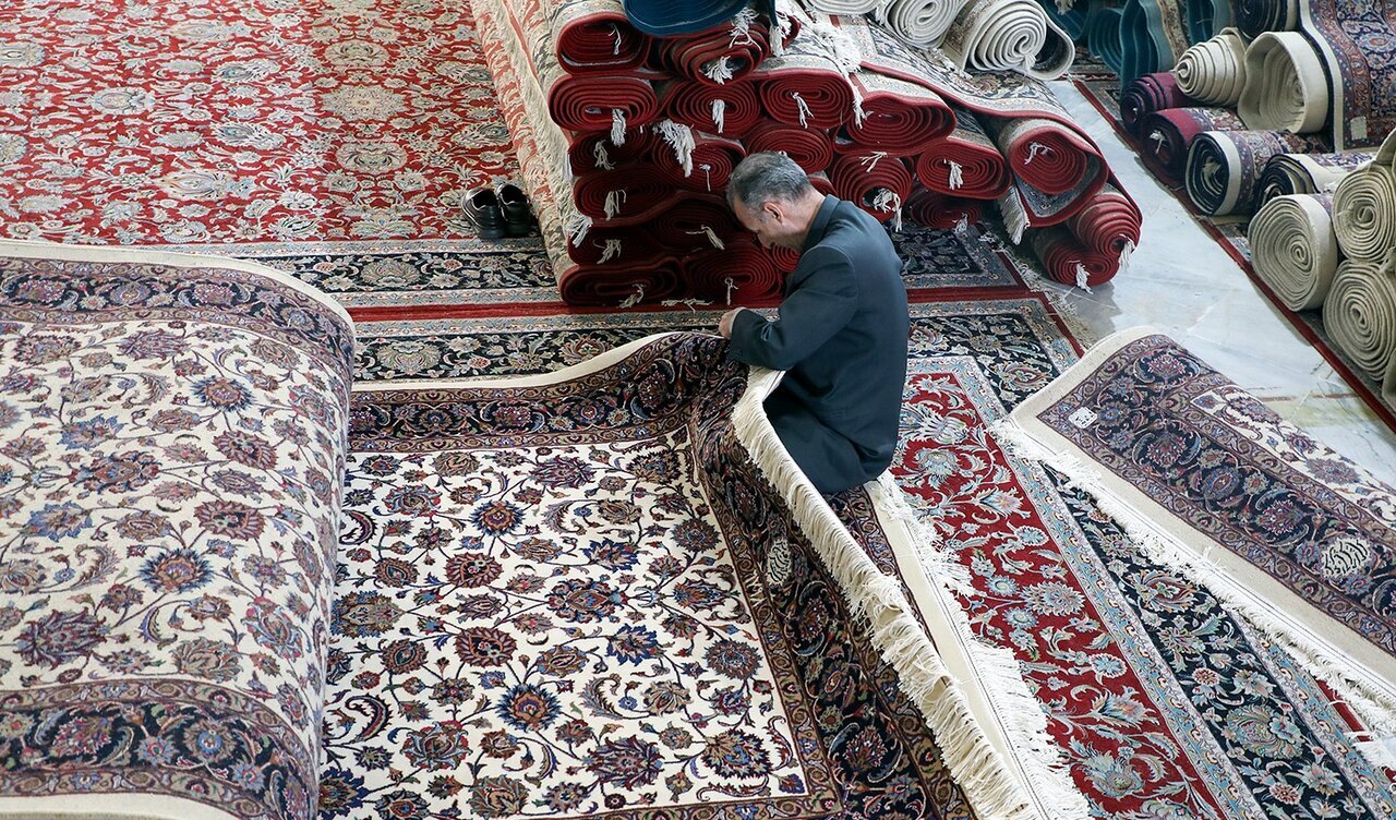 خادمان گمنام خورشید | روایتی از دست‌های پنهان خدمت در حرم رضوی که کمتر زائری از حال و هوای کارشان شنیده است