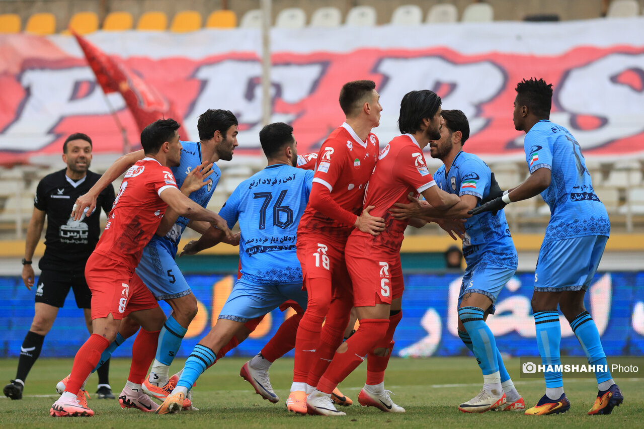 بدون تماشاگر شدن یک بازی با وجود بلیت فروشی!