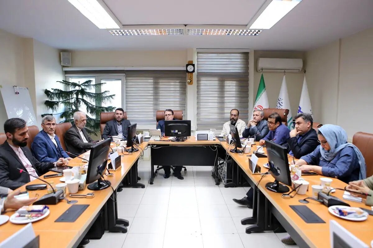 دست هر کسی به خاقانی نمی‌رسد