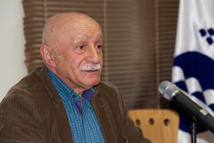 پژوهشگر دورهگردی که کارش میراثداری علمی ایران اسلامی است