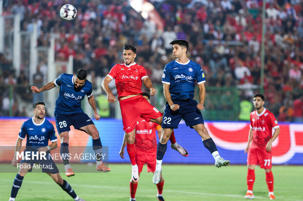 شکست پرسپولیس برابر گل گهر در نیمه اول/ سرخپوشان امیدوار ماندند