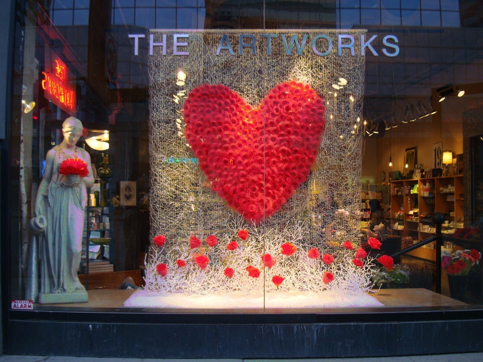 هجوم ولنتاین چگونه هویت ایرانی عشق را زیر چکمههای کالای جهانی له میکند؟