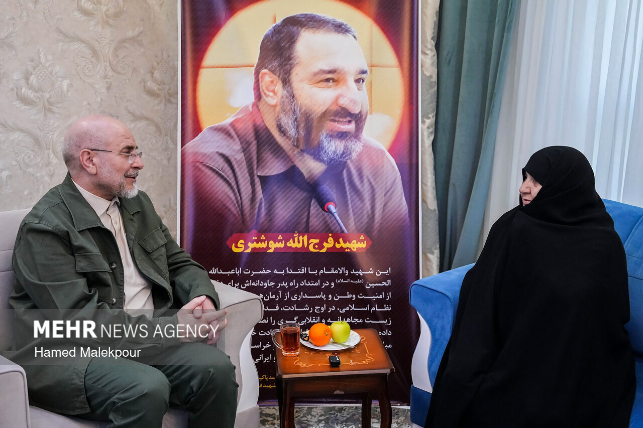 عکس/حضور رئیس مجلس در منزل شهید فرج‌الله شوشتری