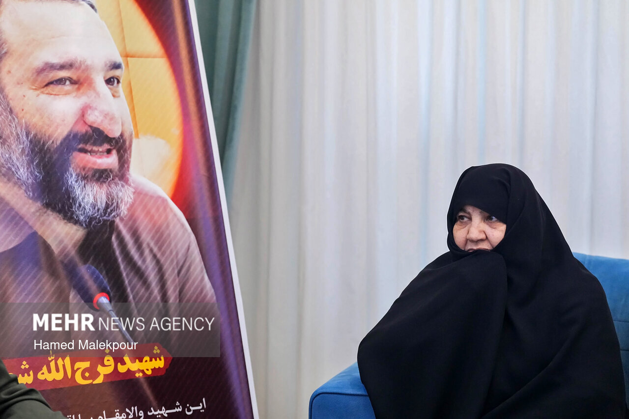 عکس/حضور رئیس مجلس در منزل شهید فرج‌الله شوشتری