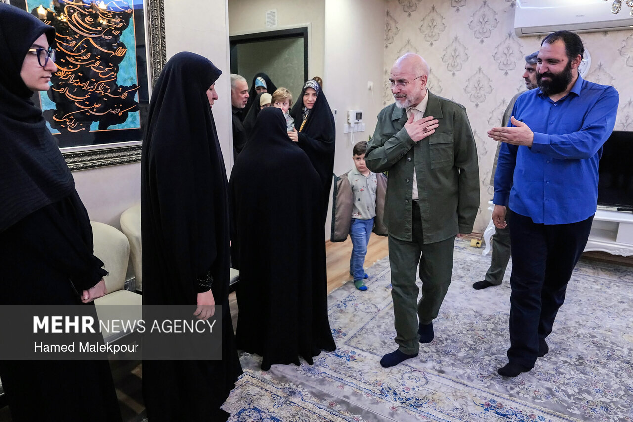 عکس/حضور رئیس مجلس در منزل شهید فرج‌الله شوشتری