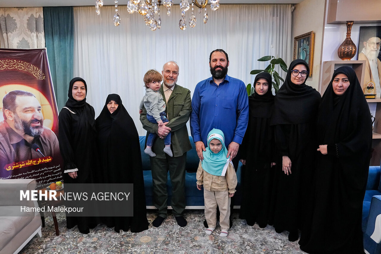 عکس/حضور رئیس مجلس در منزل شهید فرج‌الله شوشتری