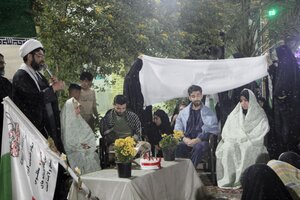 عکس/ آغاز زندگی مشترک ۳ زوج جوان در یادمان شهدای هویزه