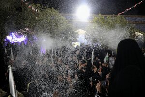 عکس/ آغاز زندگی مشترک ۳ زوج جوان در یادمان شهدای هویزه