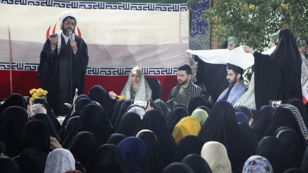 عکس/ آغاز زندگی مشترک ۳ زوج جوان در یادمان شهدای هویزه