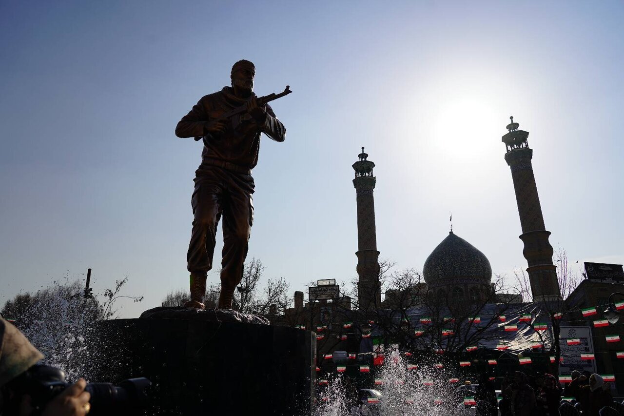 رونمایی از تندیس «سرباز وطن» در شرق تهران