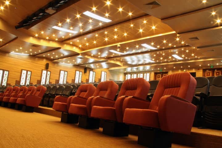 راهنمای انتخاب صندلی سینما + صندلی همایش استاندارد برای سالن های نمایشی