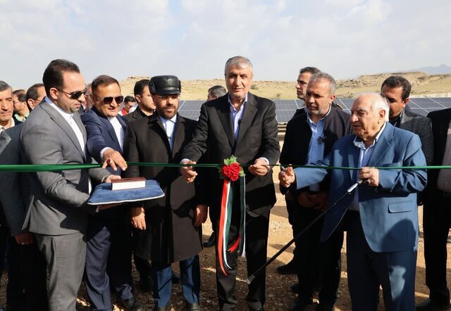افتتاح فاز نخست نیروگاه خورشیدی کربنات سدیم فیروزآباد با حضور معاون رئیسجمهور