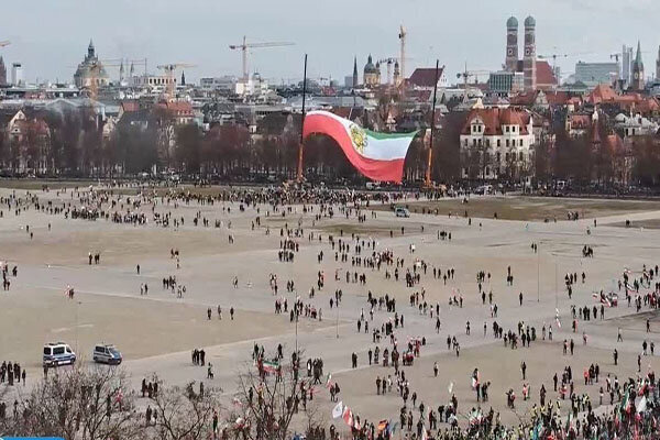 بنویسید تجمع هواداران سلطنتطلب بخوانید سیرک کمطرفدار ربع پهلوی!