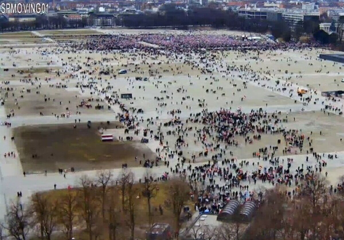 ژست عزاداری‌تان را باور کنیم یا رقص داخل اتوبوس با آهنگ شهرام شب‌پره در مسیر تجمع مونیخ؟! + فیلم
