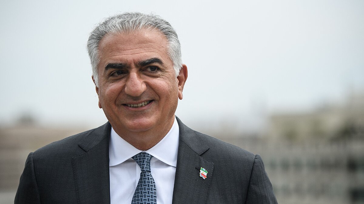 وقتی رضا پهلوی وقاحت را از حد می‌گذراند؛ دعوت مردم به جنگ و اغتشاش و سخنرانی پشت شیشه ضد گلوله! + فیلم