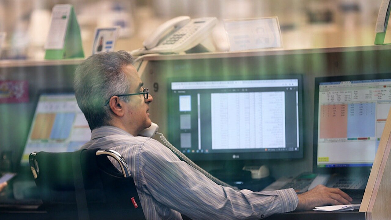 پولی از بازار سرمایه خارج نشده است/ رشدهای اخیر به خاطر نرخ ارز بود