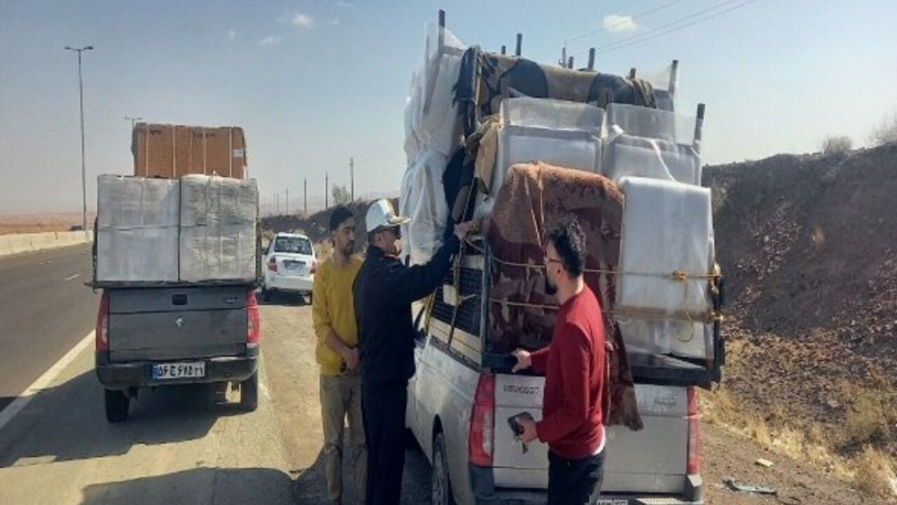 برخورد پلیس راه با تردد حمل بار نامتعارف توسط وانت بار‌ها در تهران