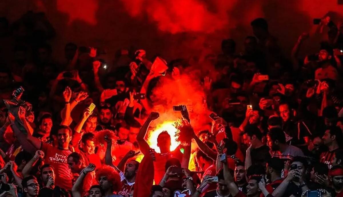 چه کسی جلوی بازگشت تماشاچیان به فوتبال را گرفته است؟