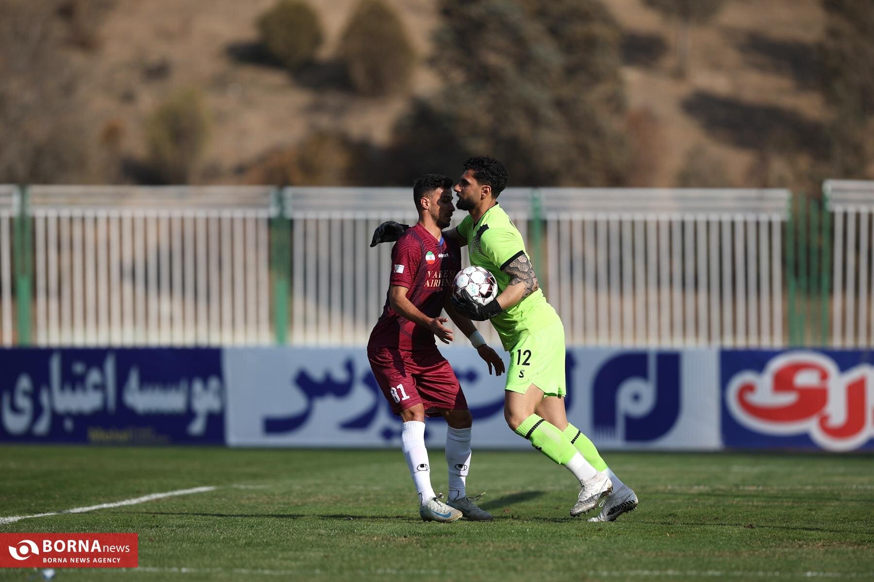 دیدار تیم‌های فوتبال نیروی زمینی - نساجی