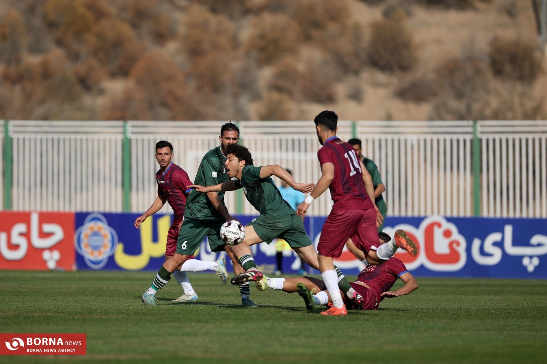 دیدار تیم‌های فوتبال نیروی زمینی - نساجی