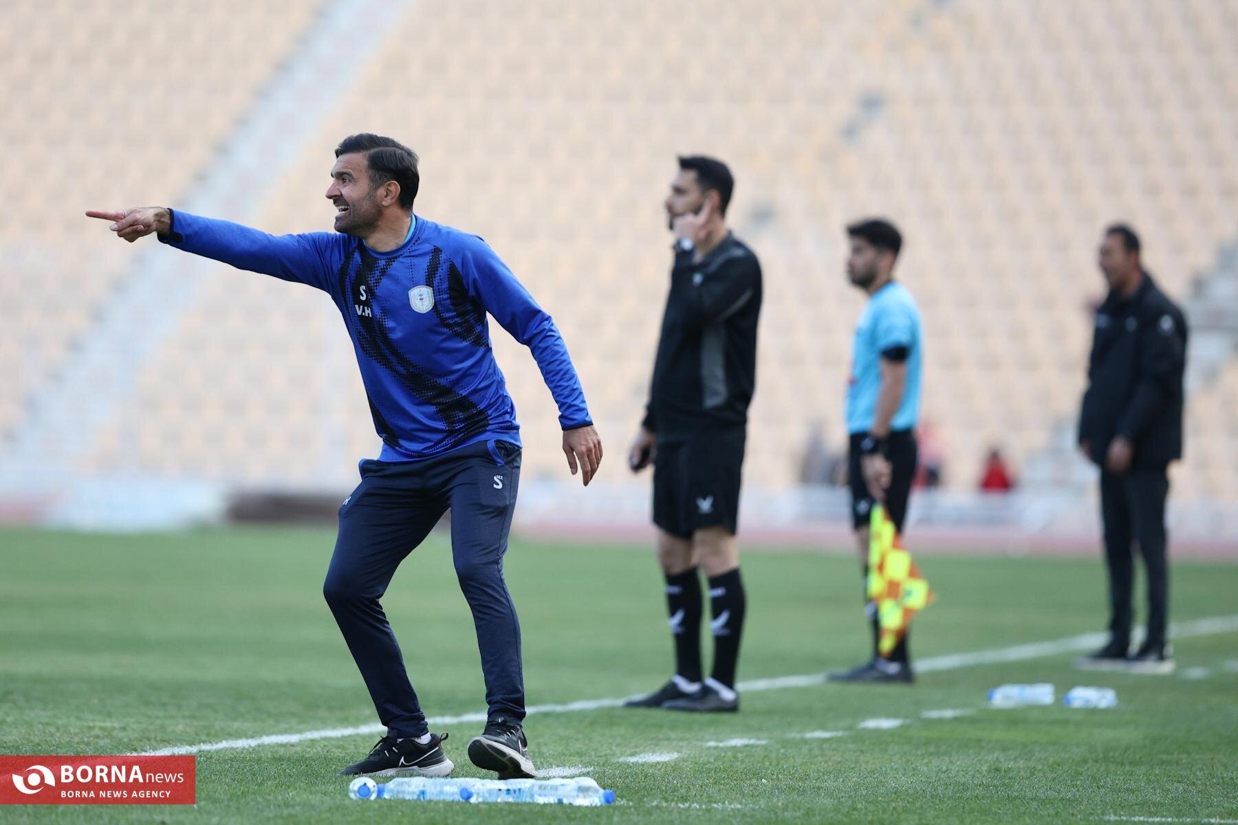 دیدار تیم‌های فوتبال نیروی زمینی - نساجی