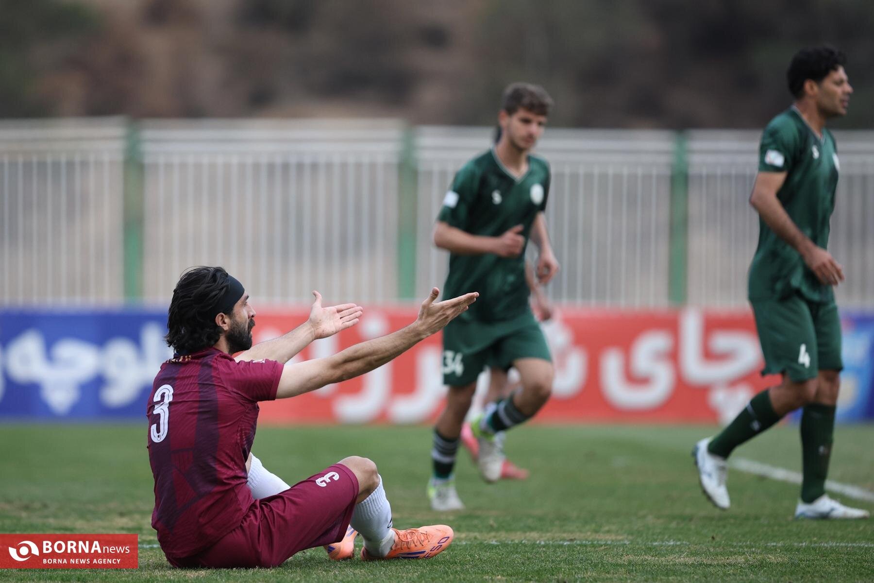 دیدار تیم‌های فوتبال نیروی زمینی - نساجی