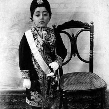 تقویم تاریخ/ آغاز سلطنت رسمی احمدشاه آخرین پادشاه قاجار(1332 ق)