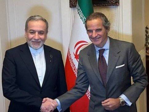 لحظه دیدار گروسی و عراقچی  | ببینید