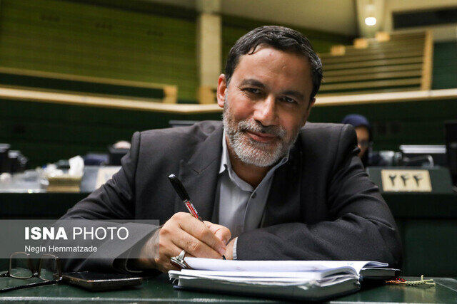 نماینده مجلس: حقوق های حداقلی در سال آینده ۴۳ درصد افزایش می یابد