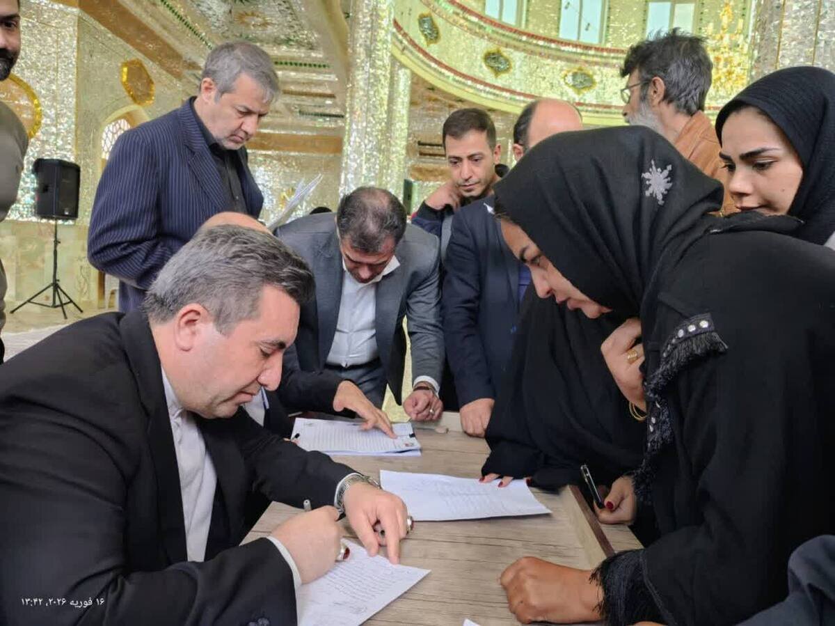 رئیس سازمان ثبت اسناد و املاک کشور در امامزاده سیدابراهیم ورنامخواست شهرستان لنجان میز خدمت برپا کرد