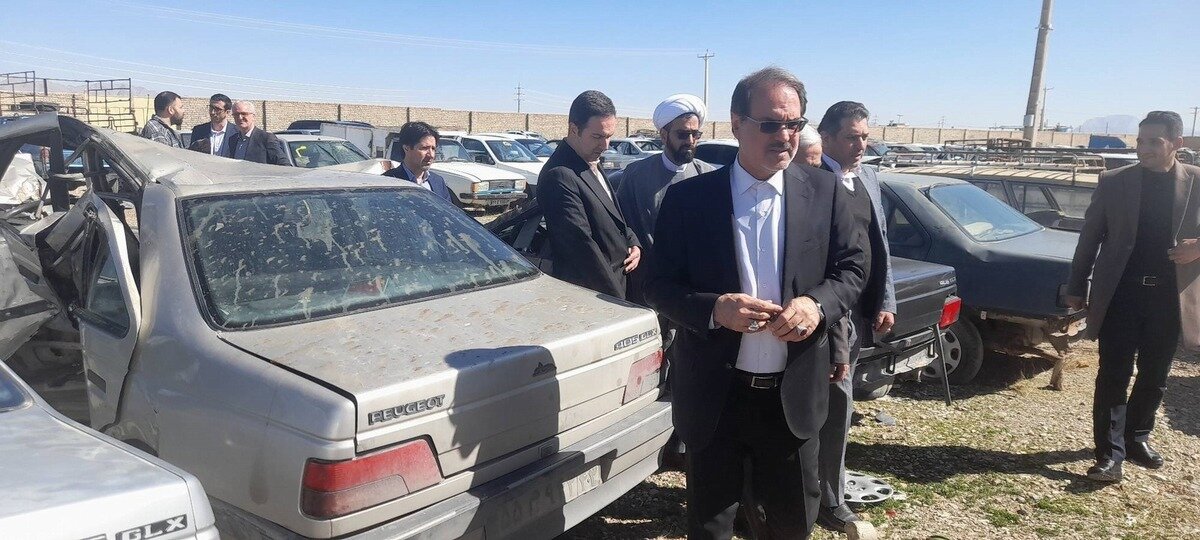 بررسی دقیق وضعیت خودرو‌های رسوبی در جریان بازید رئیس سازمان بازرسی از پارکینگ راهور نجف‌آباد