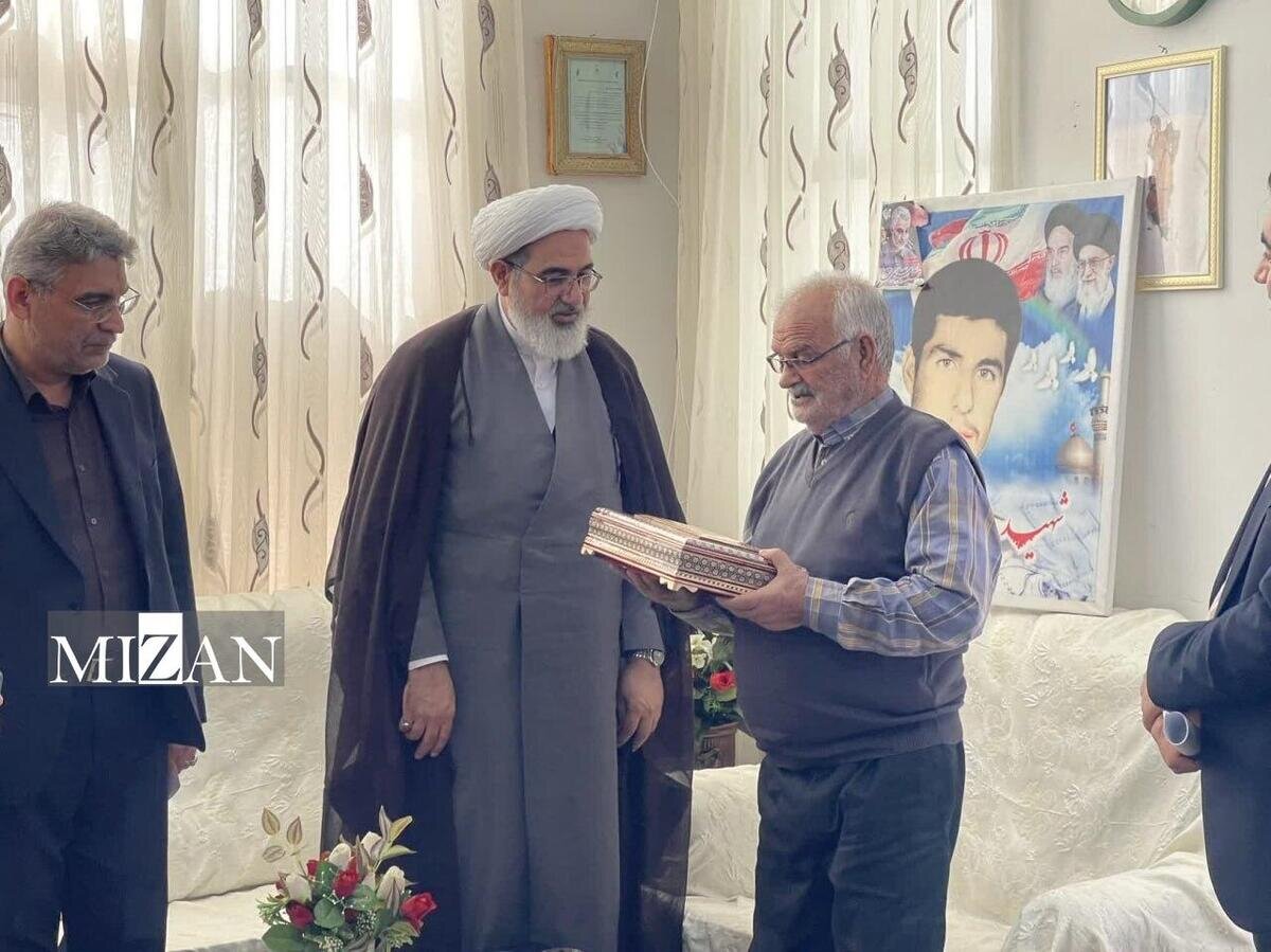 رئیس سازمان قضایی نیرو‌های مسلح با خانواده شهید اشکستانی در شهرستان نائین دیدار کرد